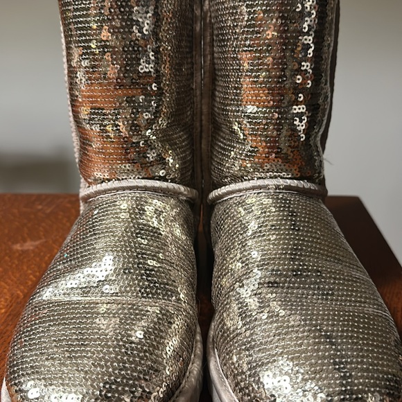 Gold Sequin Women’s Uggs size 8
In EXCELLENT CONDITION
Worn 3x’s - Picture 6 of 6